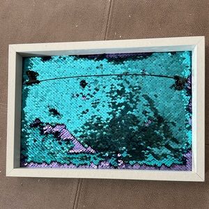 Reversible sequin (blue/purple) picture holder - has wire and clips for pictures